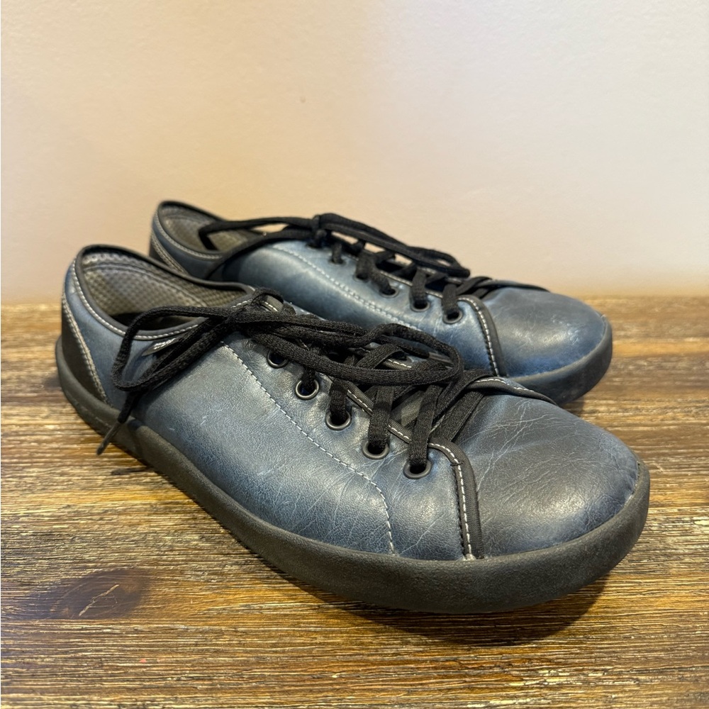 SOM Urban Trekker, size M 8.5 or W 10, barefoot style shoe. Vegan, USA made.